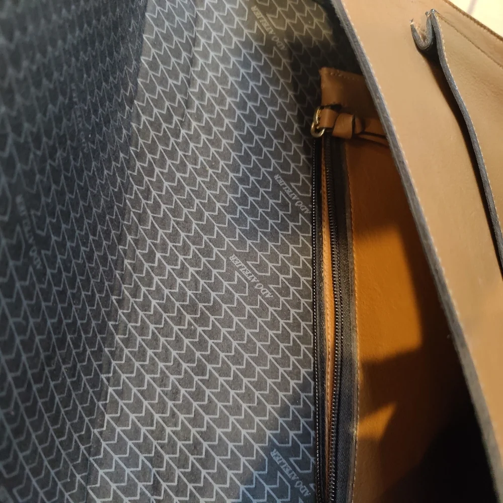 Ado Atelier Small Leather Messenger Bag in tan - Picture 6 of 6